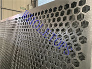 Ширина 600mm-1400mm пефорировала алюминиевое плакирование панелей с квадратом вокруг прорезанных отверстий